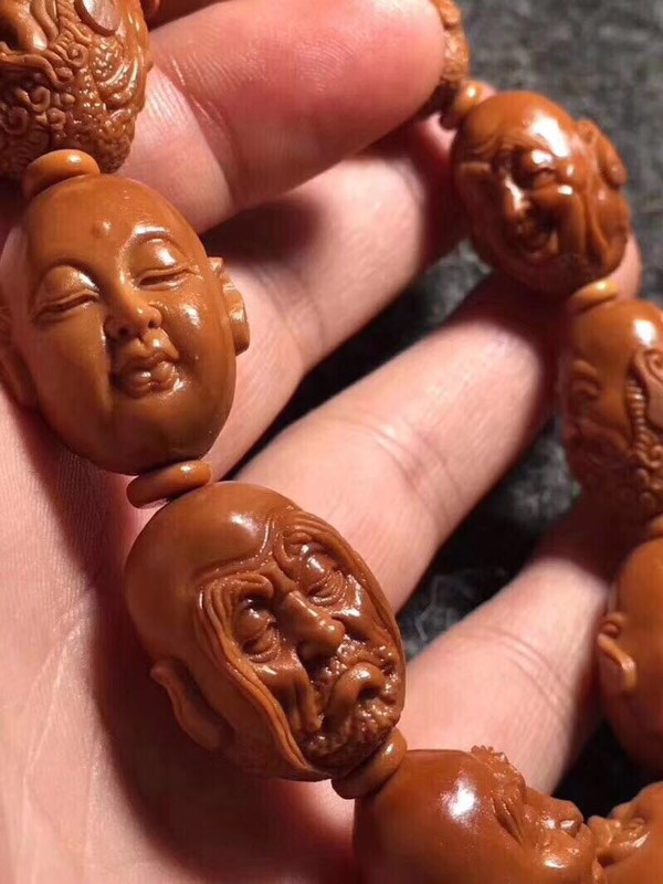 苏工精品橄榄核纯手工雕刻名家落款齐飞带收藏证