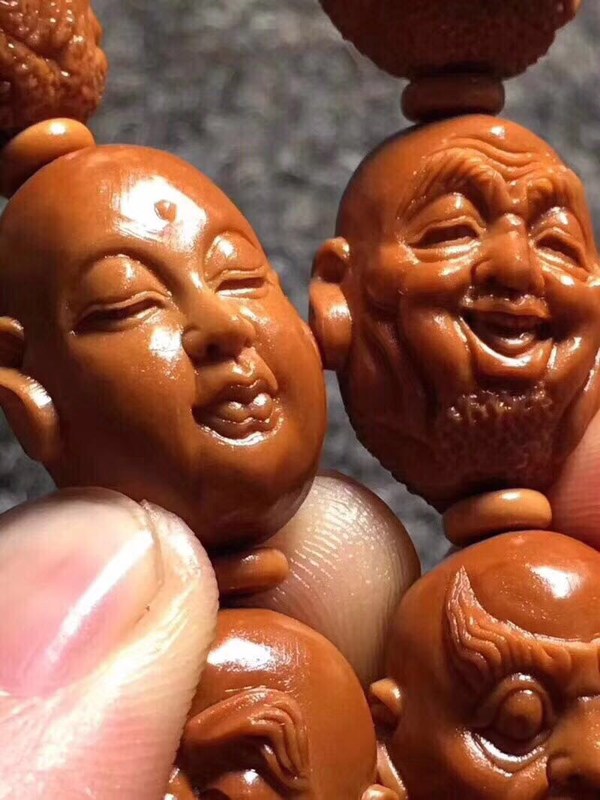 苏工精品橄榄核纯手工雕刻名家落款齐飞带收藏证