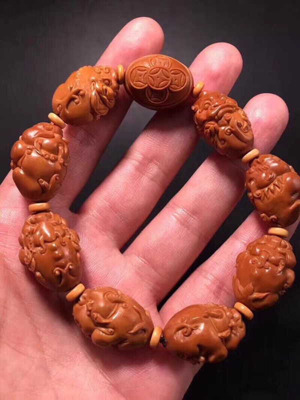 苏工精品 橄榄核纯手工雕刻 名家落款海华,带收藏证