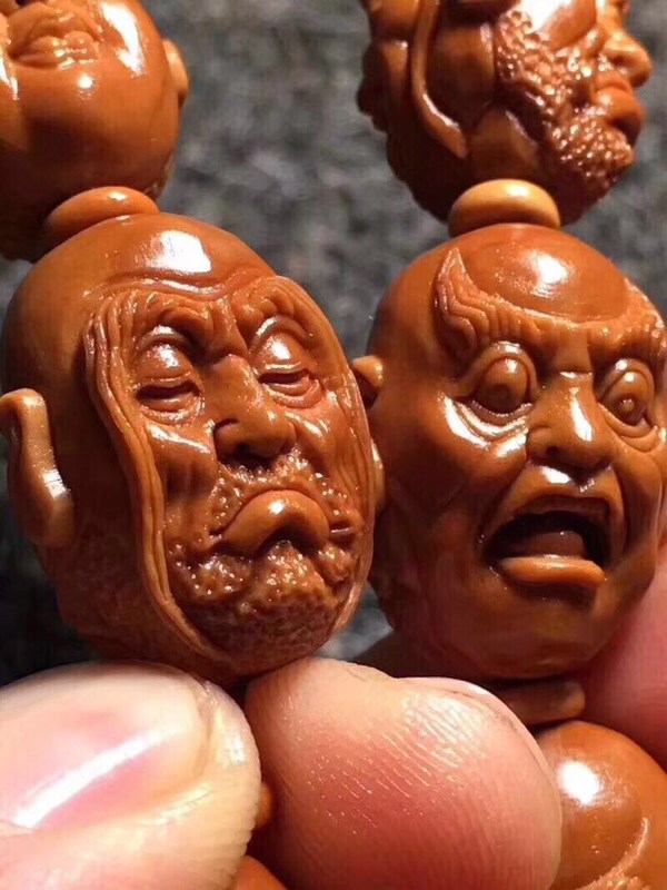 苏工精品橄榄核纯手工雕刻名家落款齐飞带收藏证