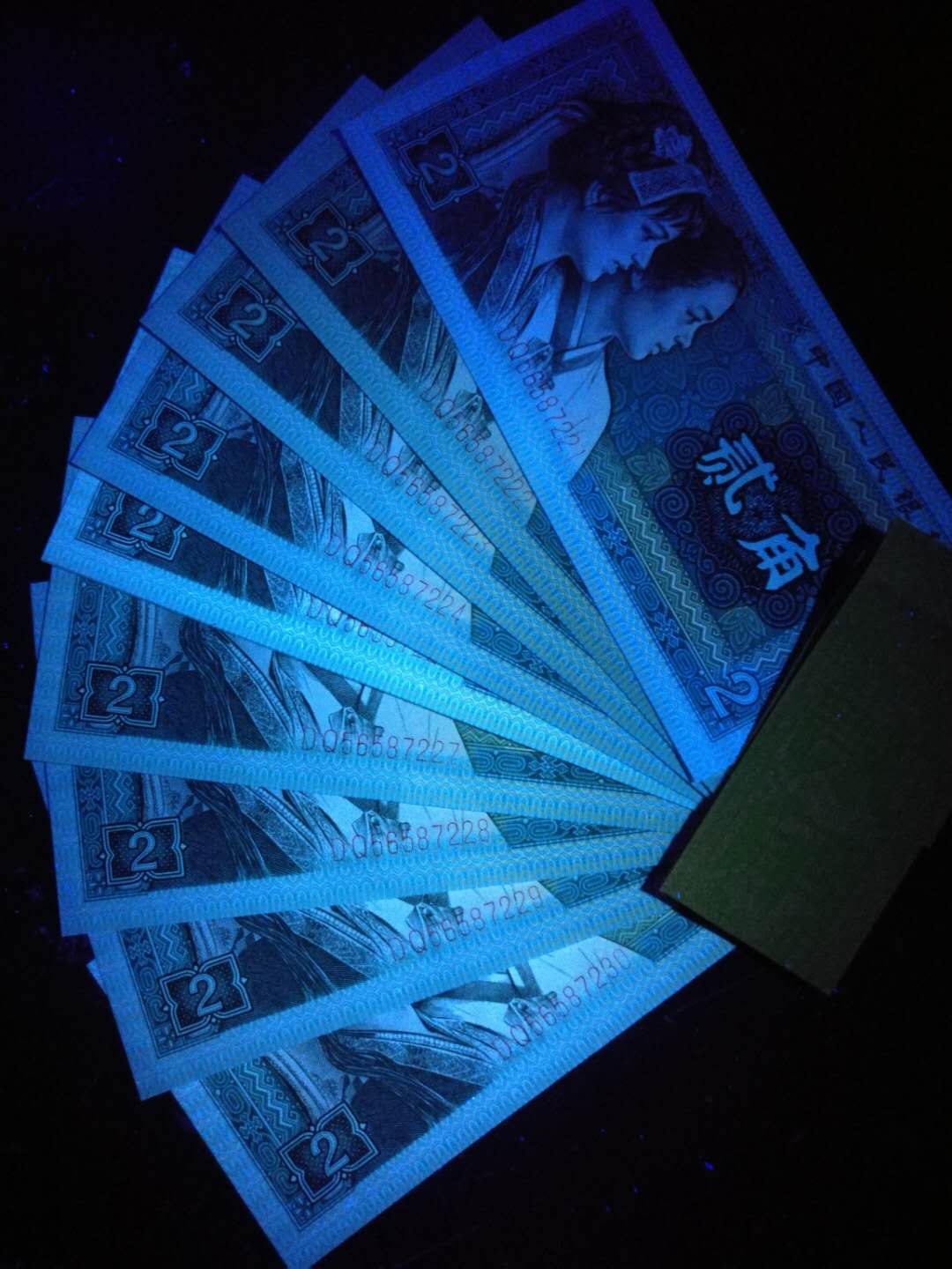 4版币 227 分享到: 稀缺冠93年8002纤云青绿美翠dq冠221一230尾豹子号