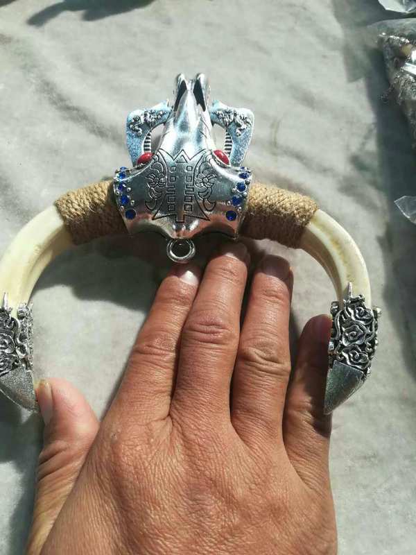 新品上市藏银野猪牙小摆件做工精细造型独特货