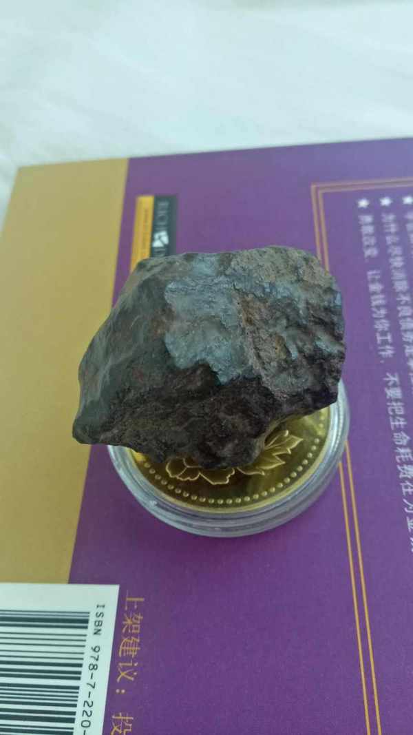新泰中石陨石有红褐色熔壳比重大不易切割没有磁