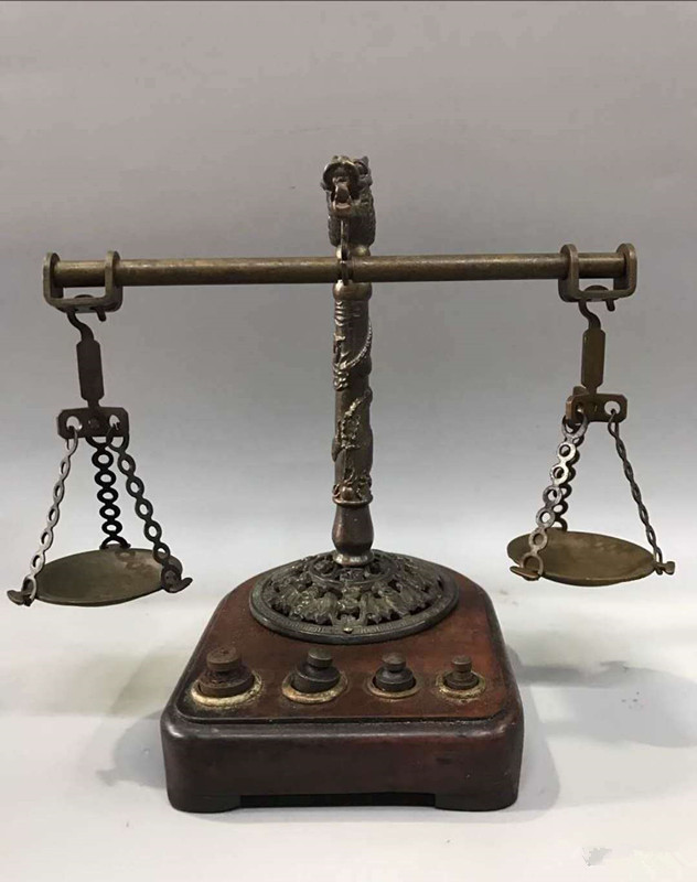 天平黄铜材质,包浆古老,底座为红木材质,品相完美,开门物品, 收藏价值