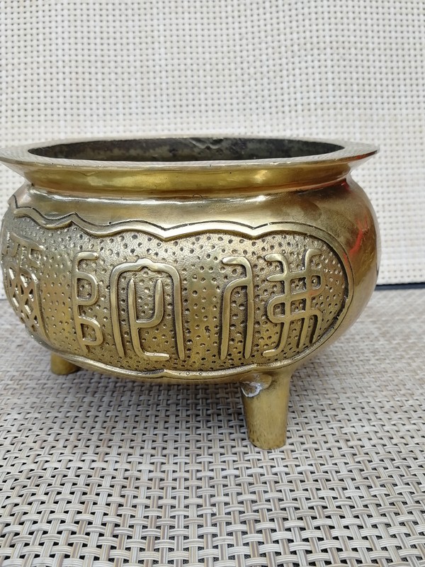 纯铜阿弥陀佛香炉拍品描述纯铜香炉造型庄重