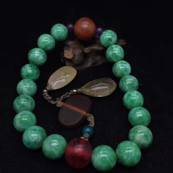 清代老翡翠十八子手持手串是清代后宫嫔妃日常生活的