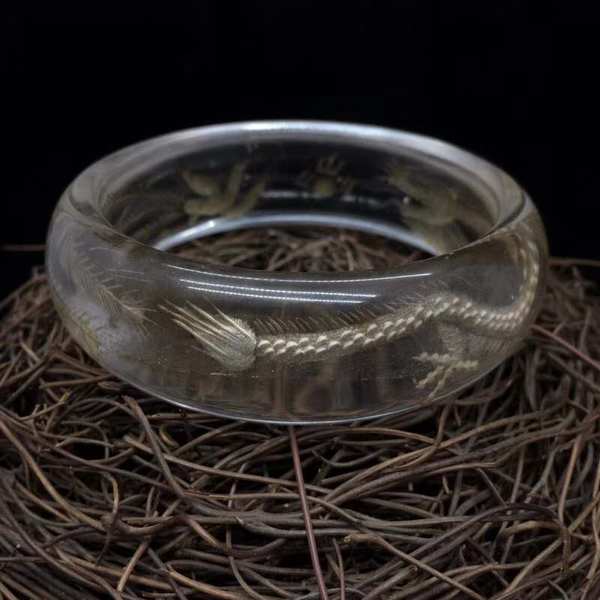 水晶手镯内部雕刻的龙凤栩栩如生白水晶有聚焦