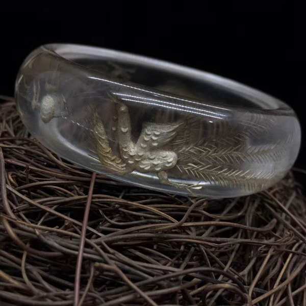 水晶手镯内部雕刻的龙凤栩栩如生白水晶有聚焦