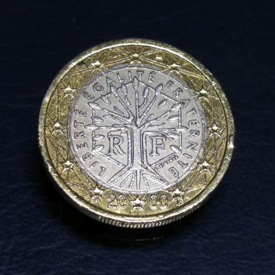 外国钱币 0 分享到: 一口价十元,法国一欧元€双色双金属硬币一枚