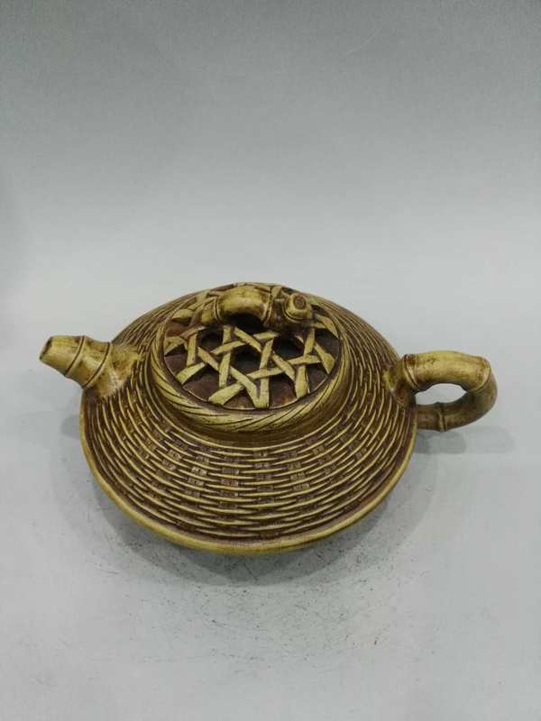 早期紫砂壶一把底款钱菊芳此壶采用宜兴黄龙山原矿