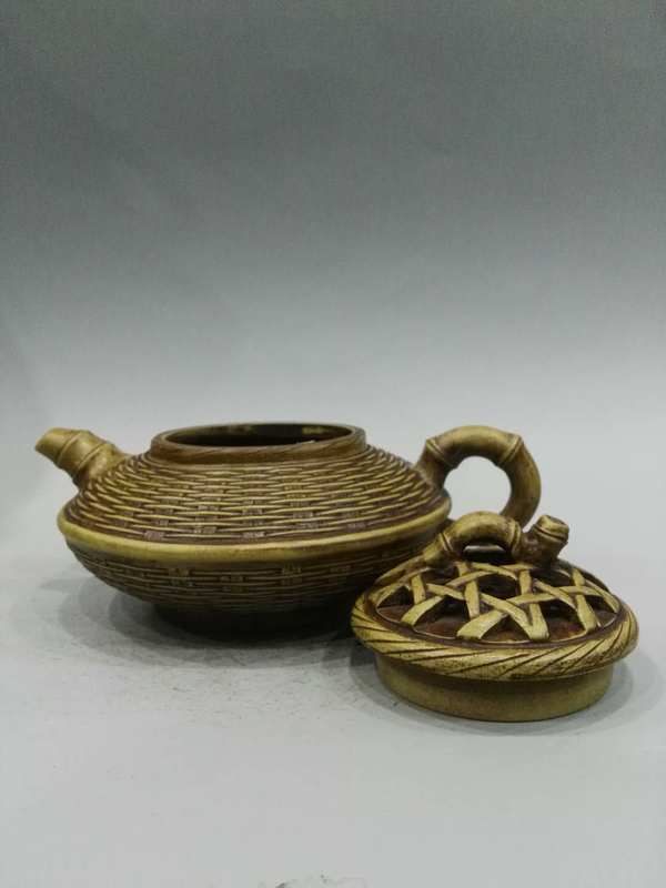 早期紫砂壶一把底款钱菊芳此壶采用宜兴黄龙山原矿