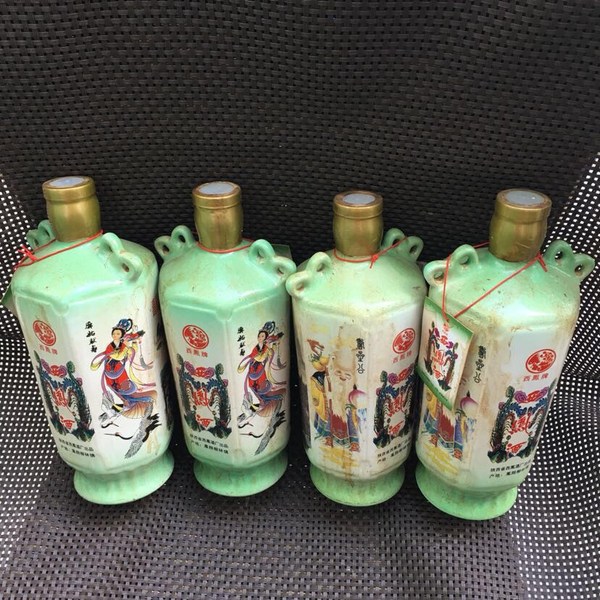 0元起拍,四瓶一组,87年西凤酒,仅有4瓶,现低价