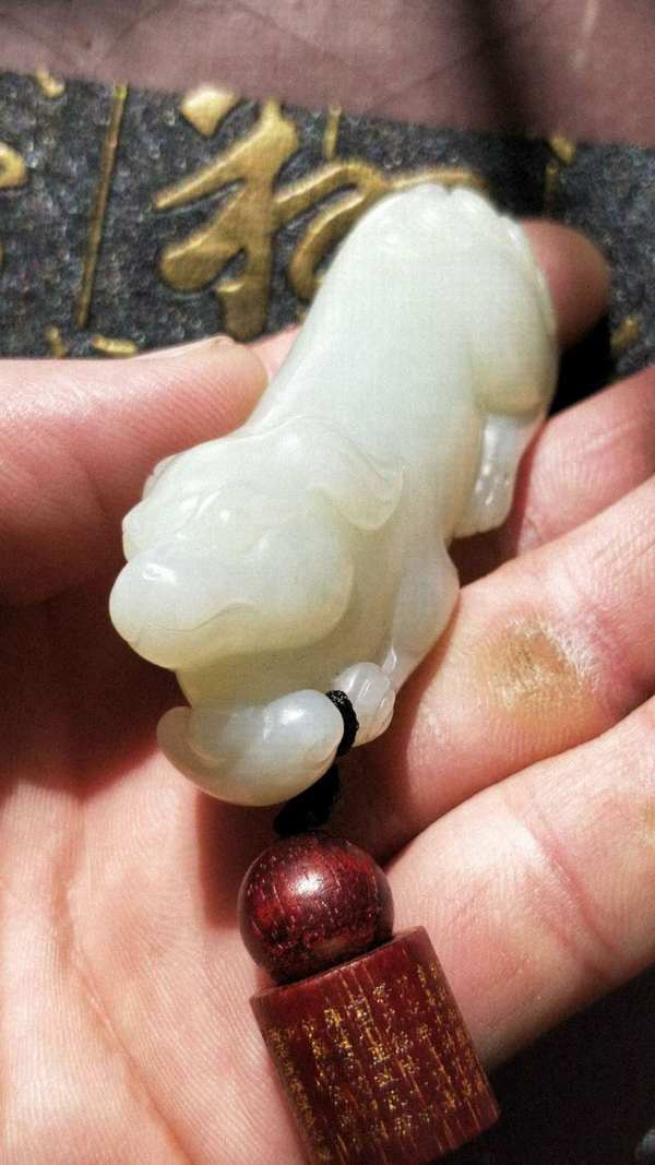 拍品名称和田玉旺财手把件拍品重量819