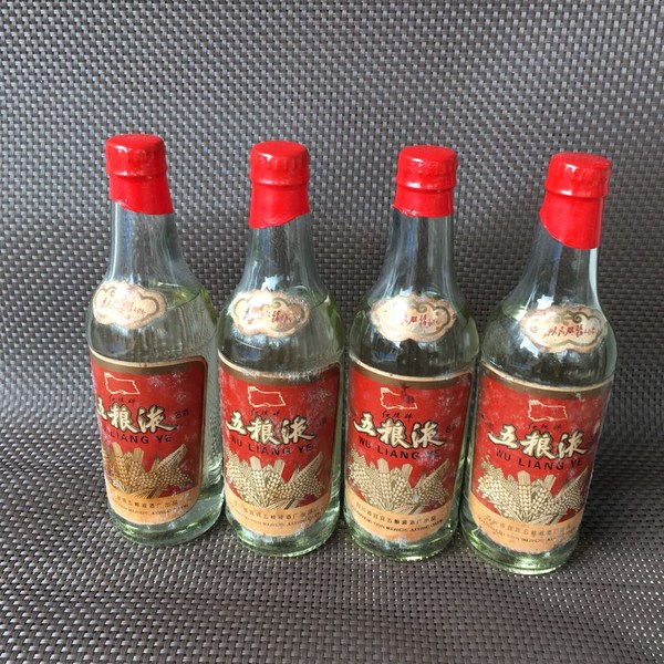 0元起拍一九七三年四瓶一组五粮液酒仅有4瓶