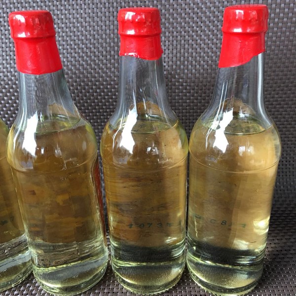 0元起拍一九七三年四瓶一组五粮液酒仅有4瓶