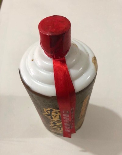 一瓶拍,97年赖茅老酒,两斤装. 拍品品相:全品
