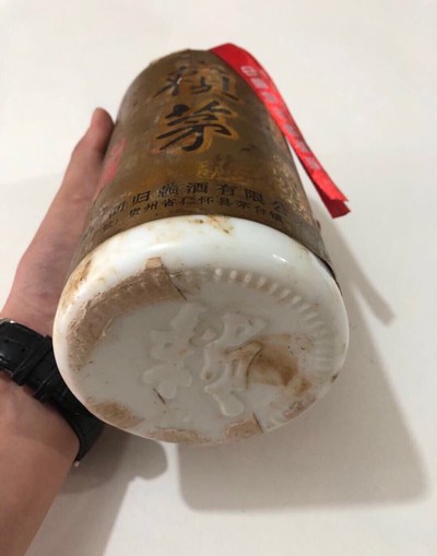 一瓶拍,97年赖茅老酒,两斤装. 拍品品相:全品