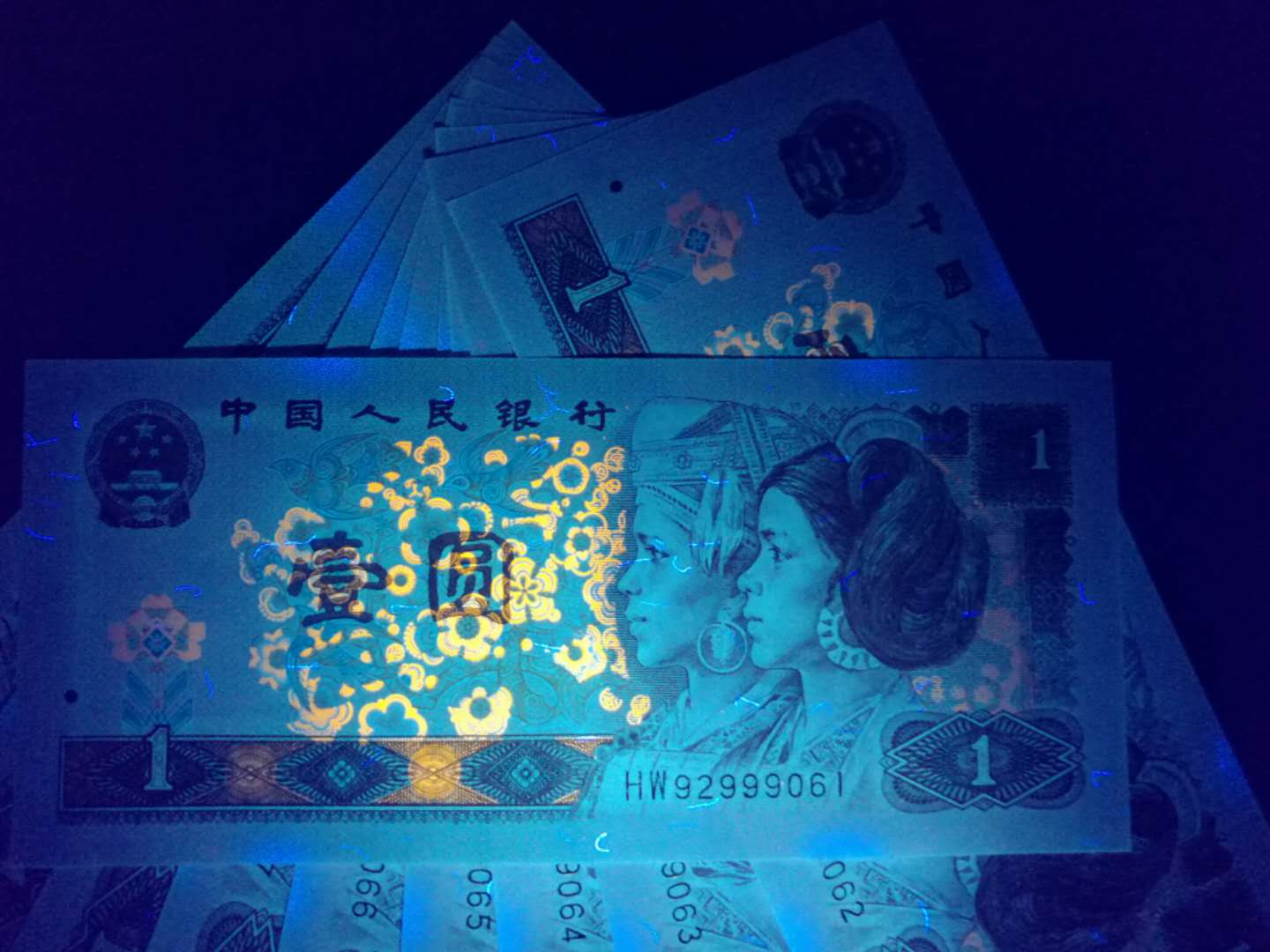 超强满版凤凰红荧光 双面浮五星 飞雪荧光丝,似乎不亚于极品cy冠的,hw