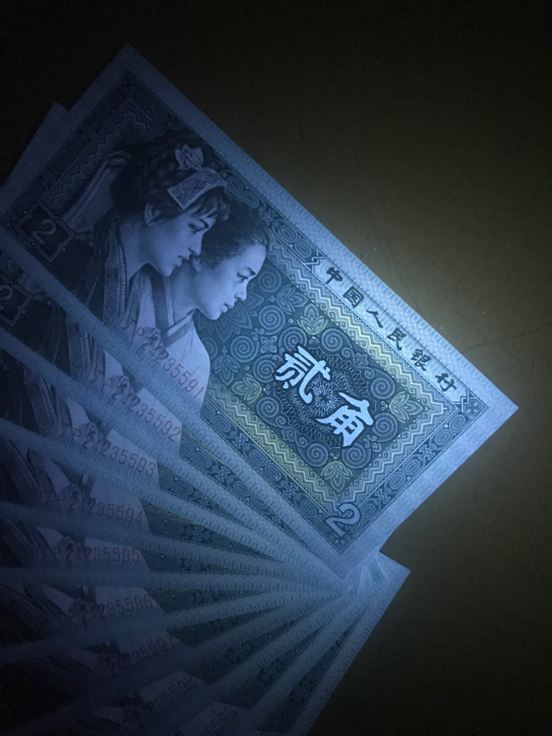 币正面特强金丝猴,金屋藏娇,背面强金光国徽,8002是荧光品种最少的,更