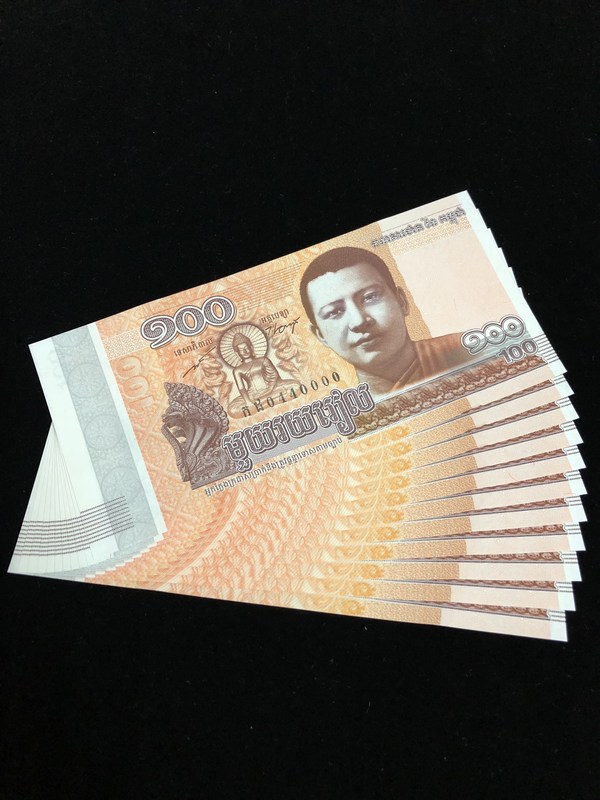 全新柬埔寨百元11连靓号真钞,荧光,防伪标识特别美