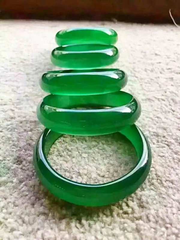 天然帝王绿玉髓手镯一个马达加斯加玛瑙玉髓镯子冰种