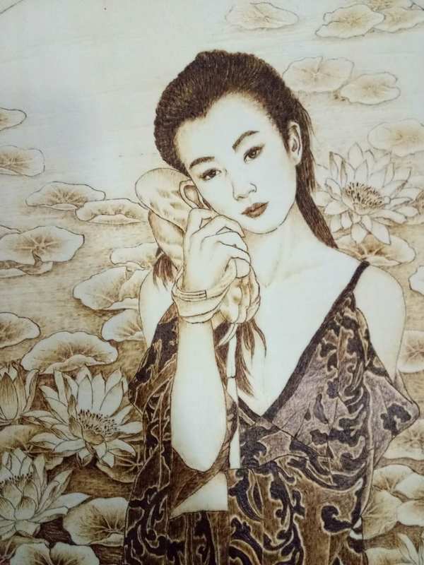 纯手工木板烙画现代仕女图一幅直径40cm厚