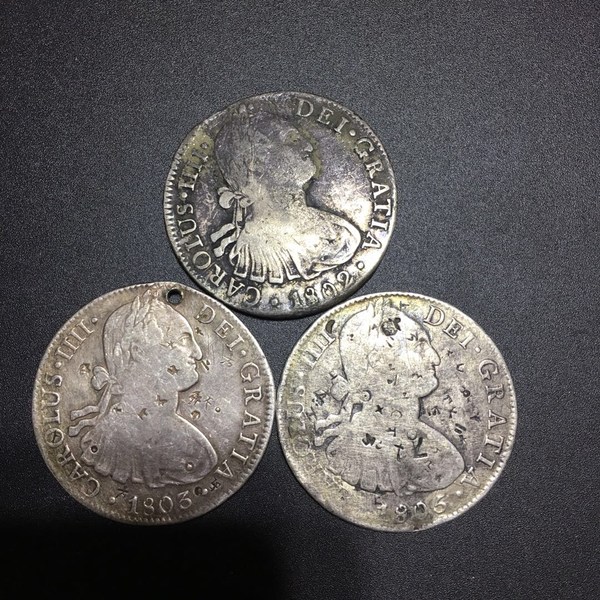 外国银元西班牙双柱3枚最上面一枚不圆左下面一枚