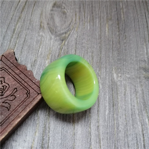 天然青草绿缠丝玛瑙戒指保真扳指