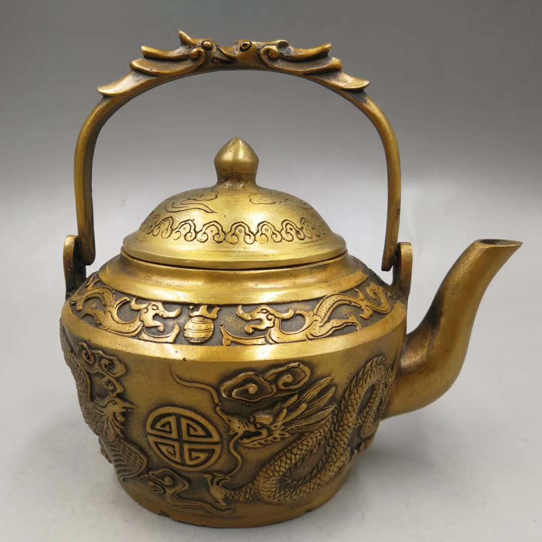 黄铜龙凤酒壶:器型厚重,形制端