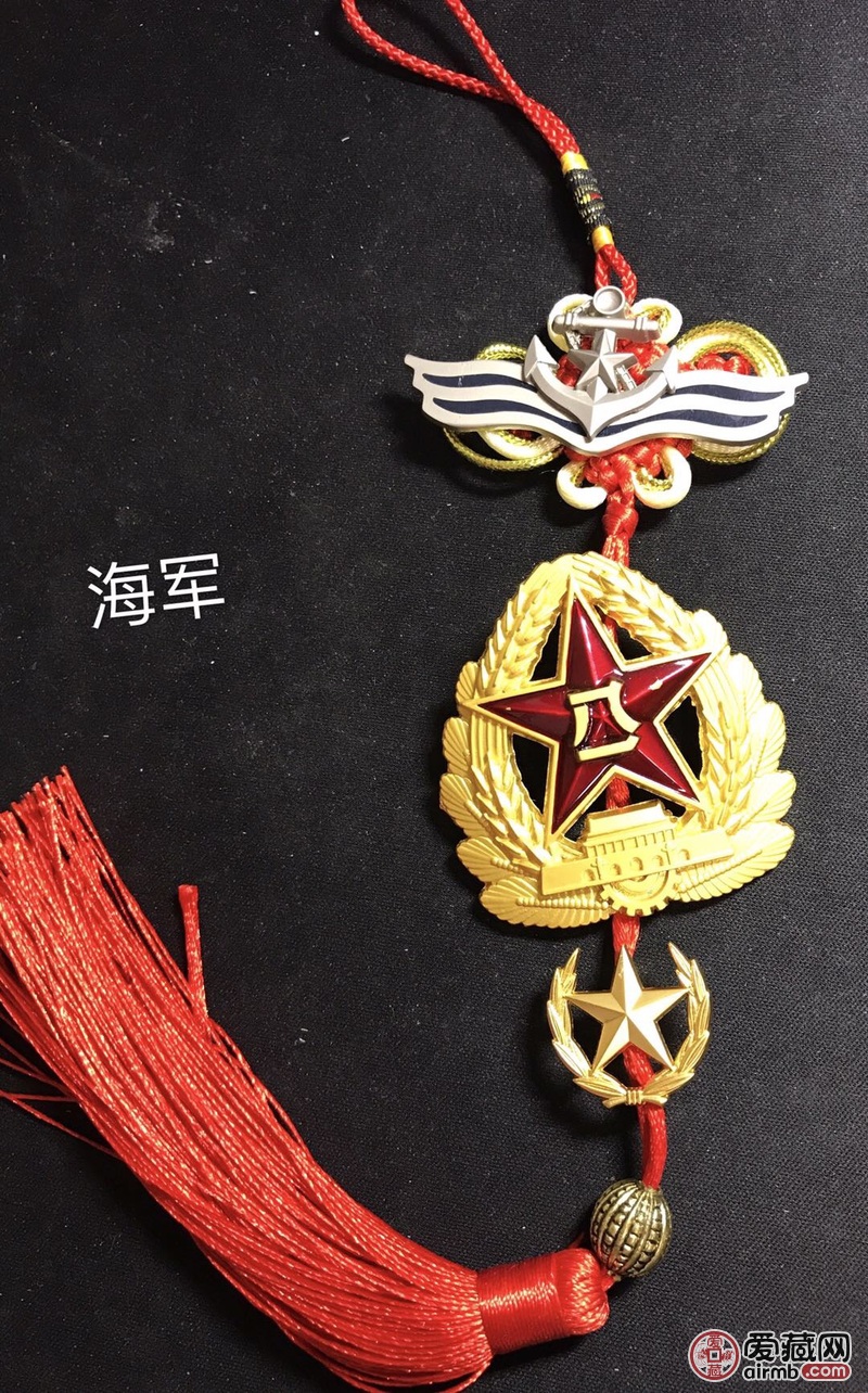 从胸章到帽徽再到领花为一套编织成一串.