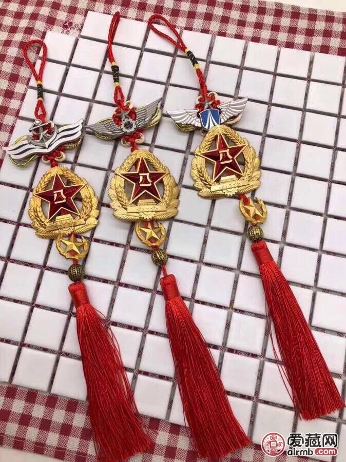 从胸章到帽徽再到领花为一套编织成一串.