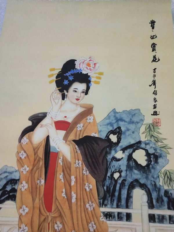 精品大放漏!《何家英作品》 ,(贵妃赏花)卷轴挂画