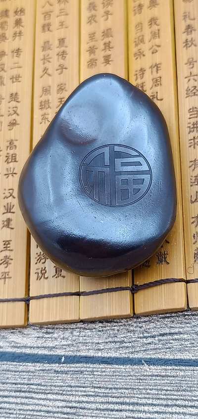 黑又亮陨石随型雕刻件大自然的恩赐,守护健康的使者