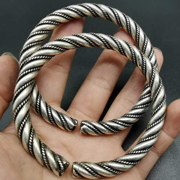 老藏银手镯一对,做工精细,纹理清晰,色泽雅致,古意