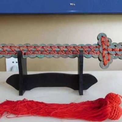 108枚宋代铜钱编织的铜钱剑.包老包真.带底座,红