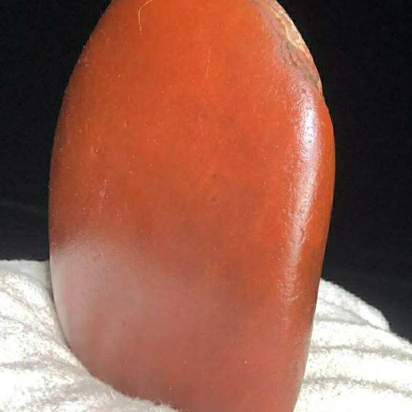 金丝玉地表红料,2.8斤,有手镯位,也可直接做摆件