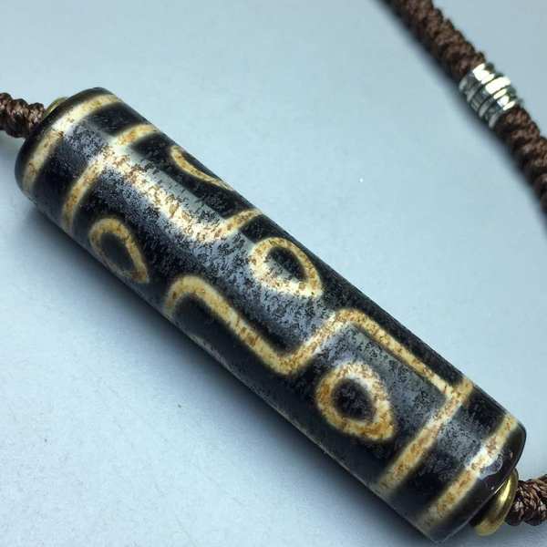 藏传九眼心形钙化老天珠项链,材质玛瑙玉髓,尺寸