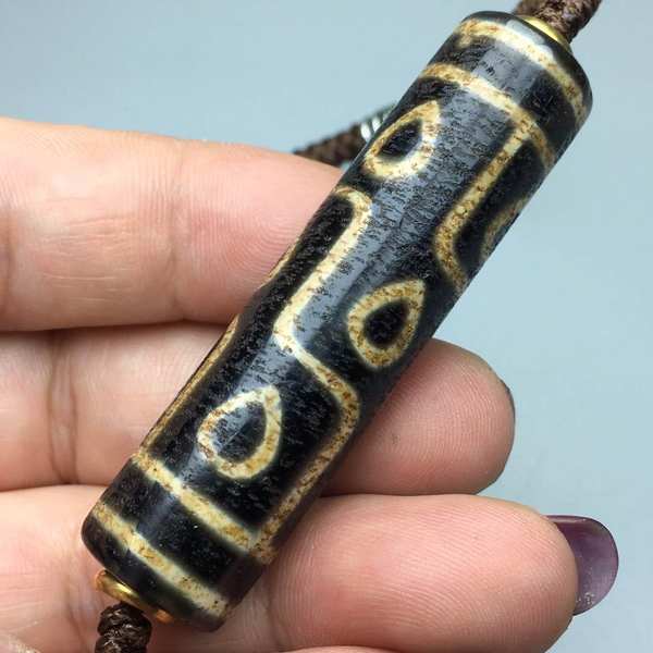 藏传九眼心形钙化老天珠项链,材质玛瑙玉髓,尺寸