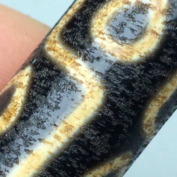 藏传九眼心形钙化老天珠项链,材质玛瑙玉髓,尺寸