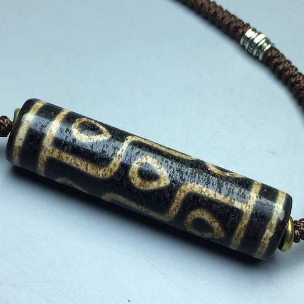 藏传九眼心形钙化老天珠项链,材质玛瑙玉髓,尺寸