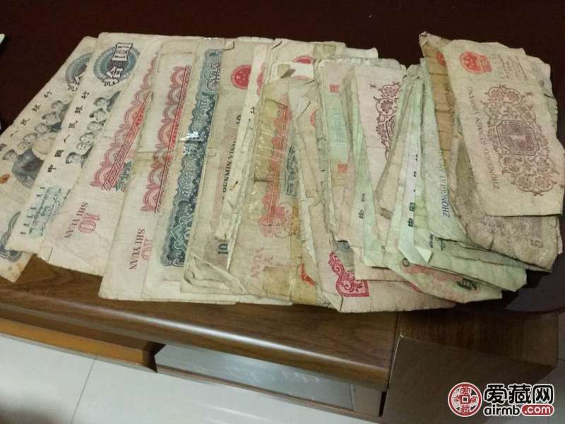 找出一沓旧钱能当多少钱