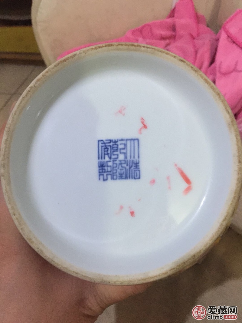 大清乾隆年制粉彩天球瓶