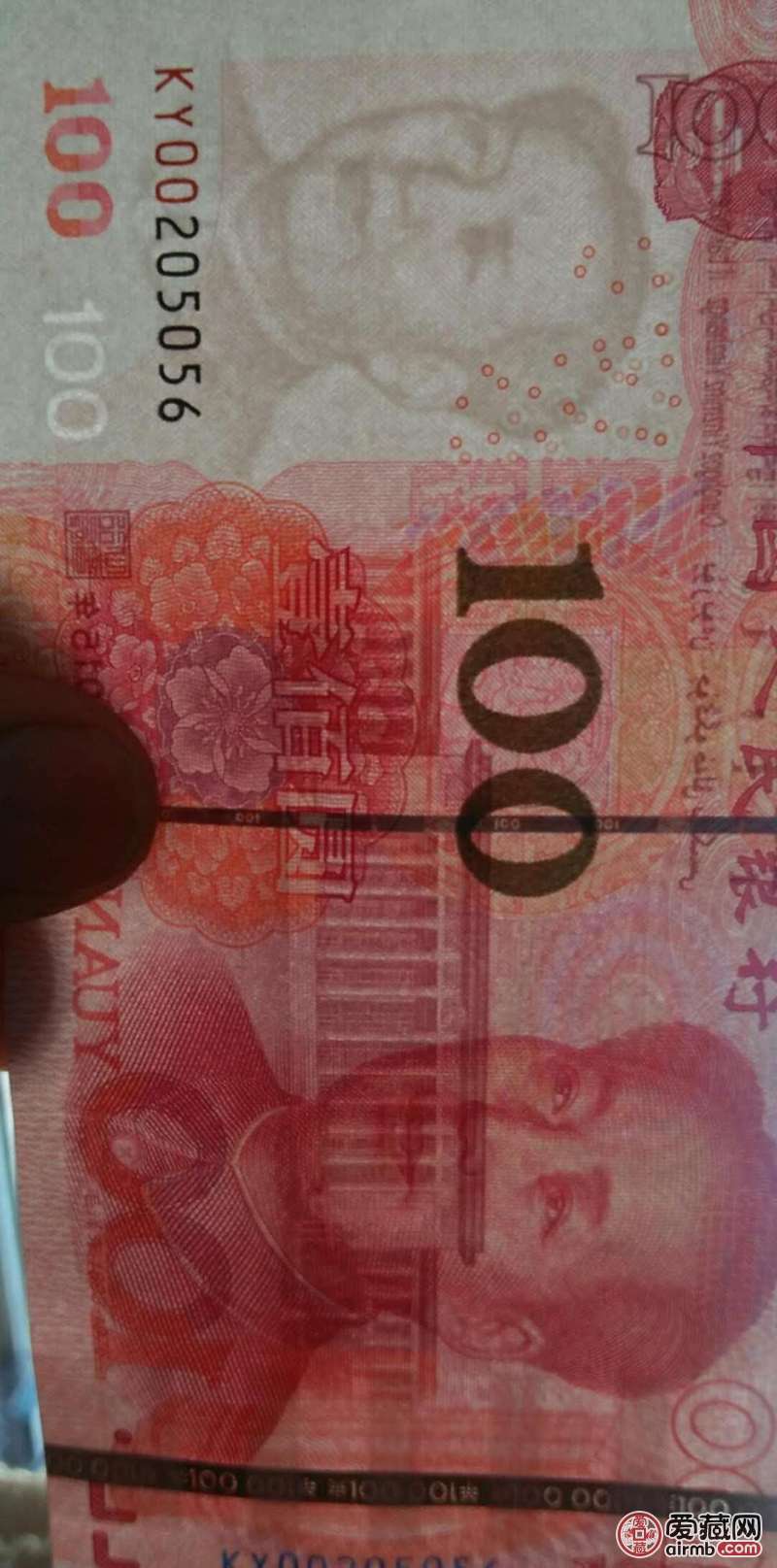 土豪版一百元人民币钱是崭新的