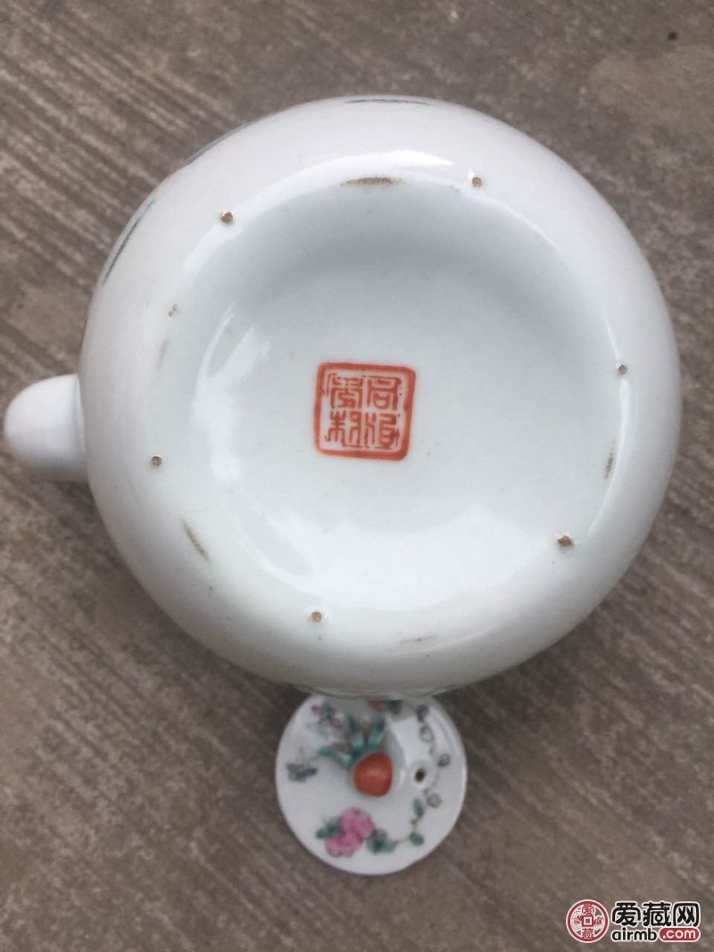 同治年制南瓜型人物粉彩茶壶